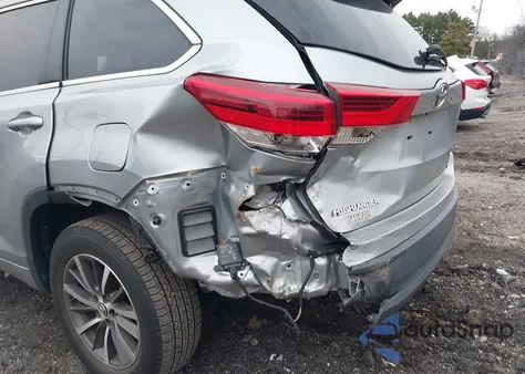 2018 Toyota Highlander Xle z USA, uszkodzony, nr VIN 5TDJZRFHXJS539252